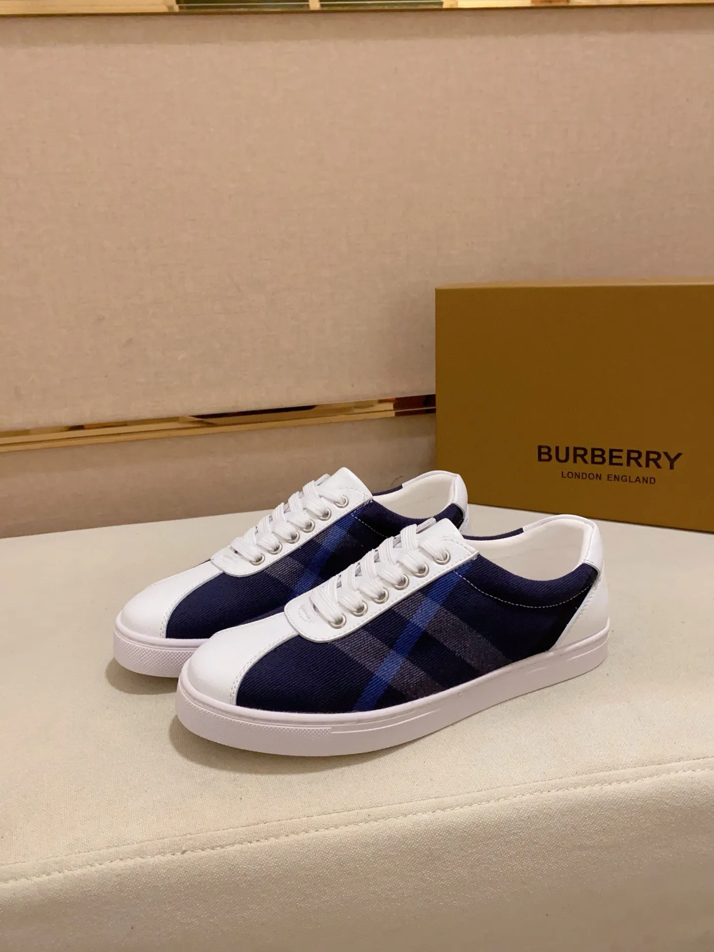 Men's shoes 💰: 400💰🥳◾️▫️The new Burberry men's classic low-top sneakers are reinterpreted with Vintage retro plaid cotton material and calfskin, decorated with a new brand logo. First-layer sheepskin lining, embossed Burberry logo on the heel, and original TPU outsole! Code number: 38-44. Can be customized45